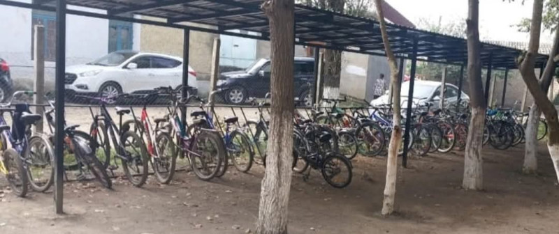 Boladili şagirdlər məktəbə velosipedlə gedirlər