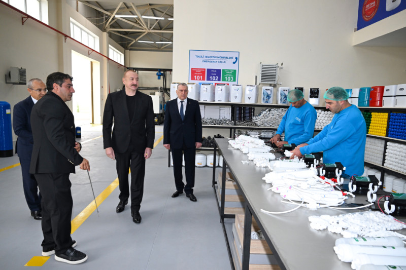 İlham Əliyev Sabirabadda su filtrlərinin istehsalı müəssisəsinin fəaliyyəti ilə tanış oldu - FOTO