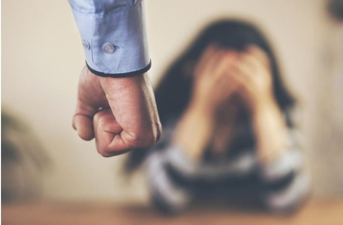 Astarada sərxoş kişi həyat yoldaşını odun parçası ilə döyüb