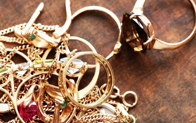 Lənkəranda ailədaxili oğurluq: Gəlin qaynının qızıllarını taladı