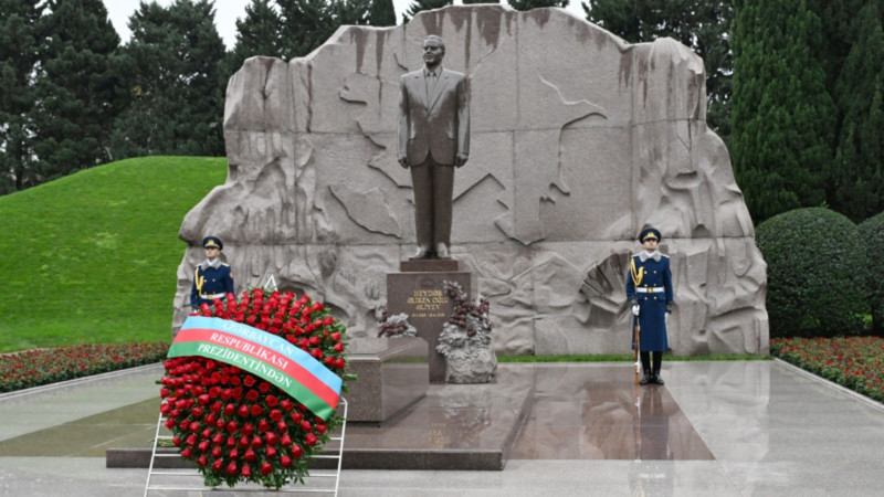 Prezident İlham Əliyev və Birinci xanım Mehriban Əliyeva Ümummilli Lider Heydər Əliyevin məzarını ziyarət ediblər
