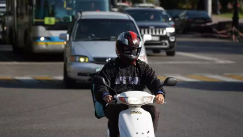 Ona irad bildirən qadını itələyib qaçdı, həbs olundu