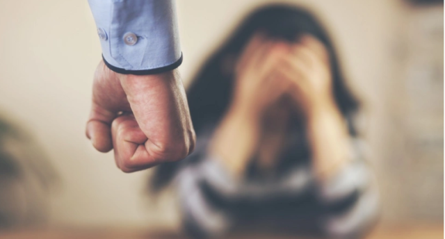 Saatlıda qulaqları eşitməyən ər arvadını döydü