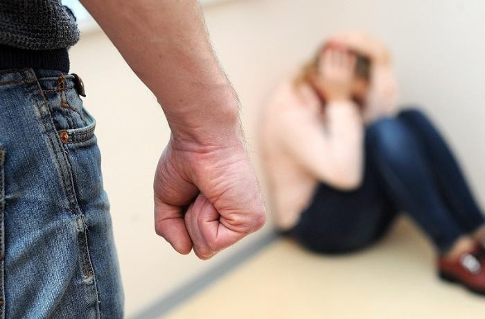 Biləsuvarda ər arvadını döydüyünə görə cəzalandırıldı