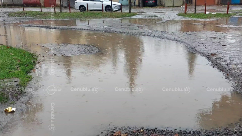 Elə ki yağış yağdı, binanın önündən keçmək olmur - ŞİKAYƏT