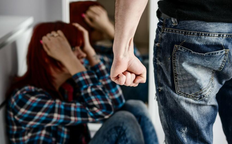 Məktəbdə arvadını döyən kişi HƏBS EDİLDİ