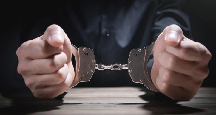 Bacısı boşandığı üçün anasını söyən oğul həbs olundu