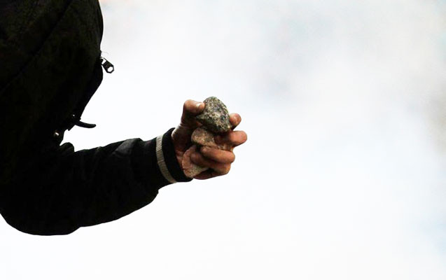 Qayınatasının başına daş çırpdı, sonra da döydü