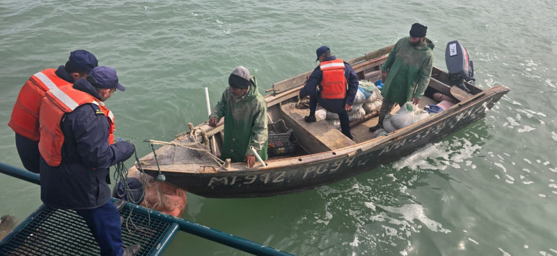 Xəzərdə köməksiz qalanlar xilas edildi