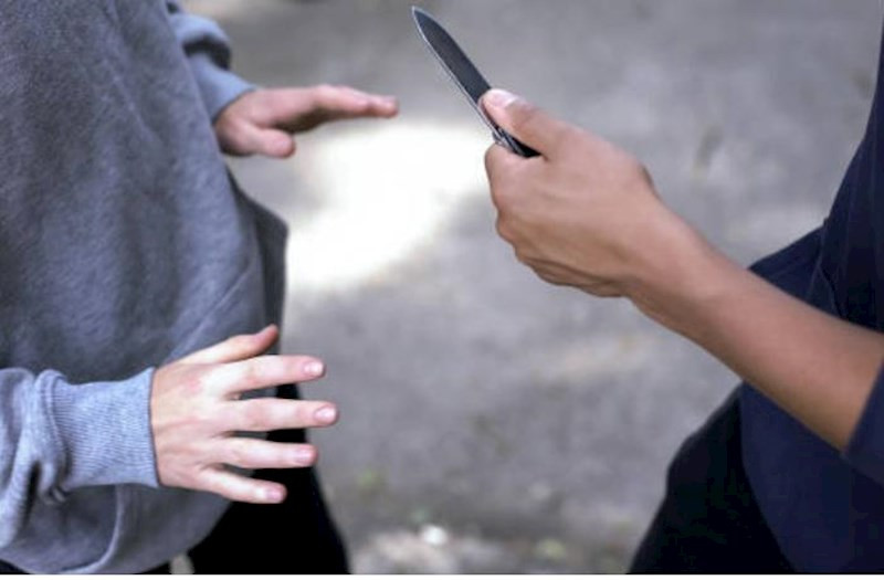 16 yaşında söyüşə görə adam bıçaqladı - HÖKM