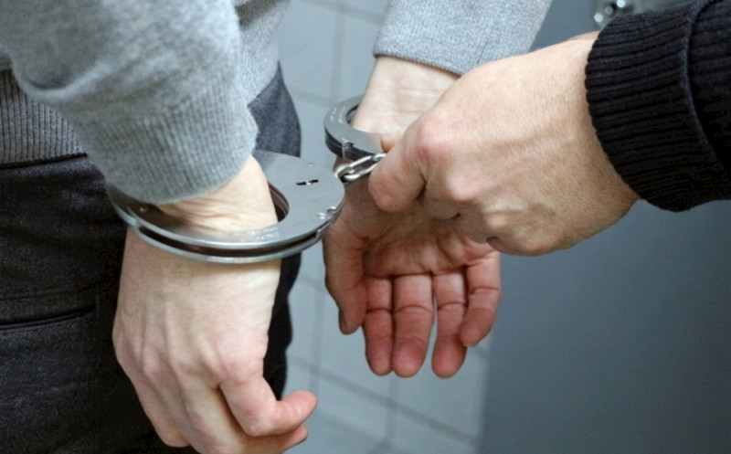 Arvadı onu öpmək istədi, döydü