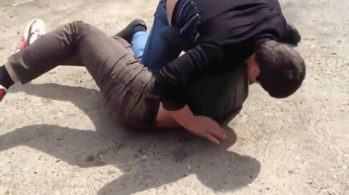 Anan yaşındadır, belə danışma... deyən qonşusunu döydü