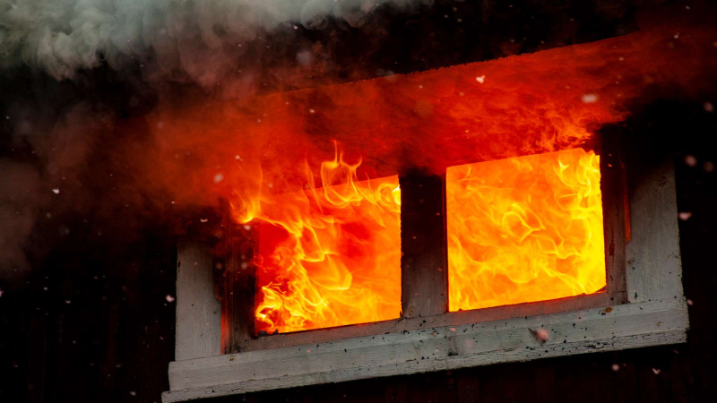 Masallıda ikimərtəbəli ev yanıb