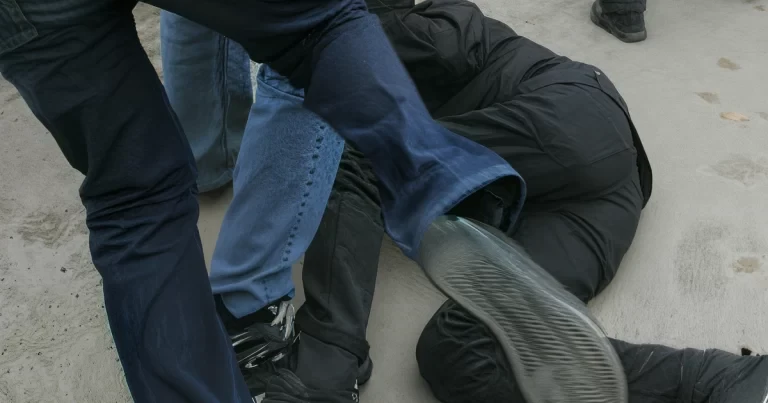 Biləsuvarda quşsatanlar müştəri üstündə dava etdi