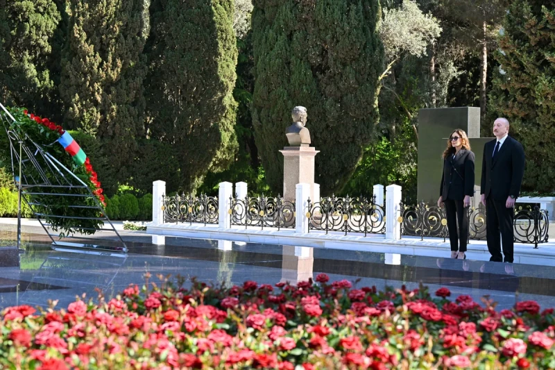 İlham Əliyev və Mehriban Əliyeva Fəxri xiyabanda Ulu Öndər Heydər Əliyevin məzarını ziyarət ediblər