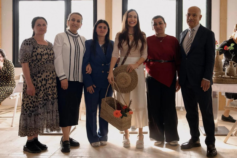 Leyla Əliyeva Masallıda həsirçiliklə məşğul olan qadınlarla görüşüb