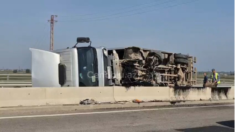 Salyanda qəza: yük maşını aşdı