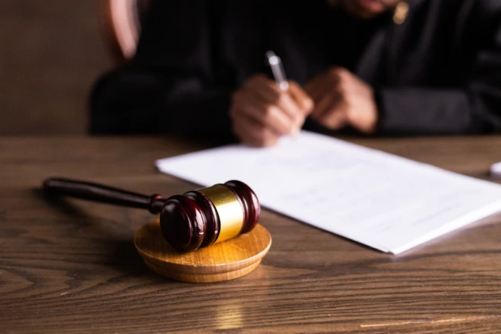 Gecə 1-də dostuna görə bacısını döydü, məhkəmədə barışdılar