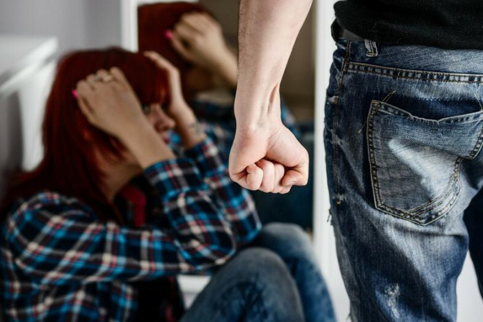 Məktəbdə arvadını döyən kişi HƏBS EDİLDİ