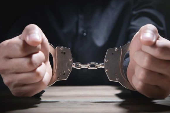 Bacısı boşandığı üçün anasını söyən oğul həbs olundu