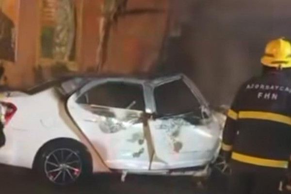 Salyanda maşın obyektə çırpılaraq yanıb