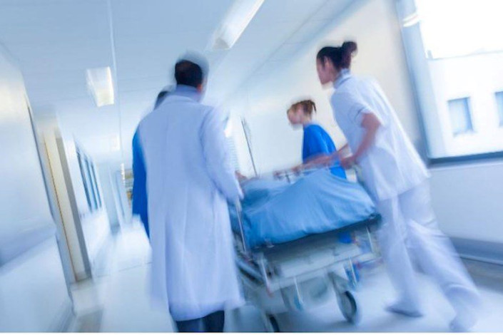 İsraildə raket hücumu zamanı astaralı qadın yaralanıb