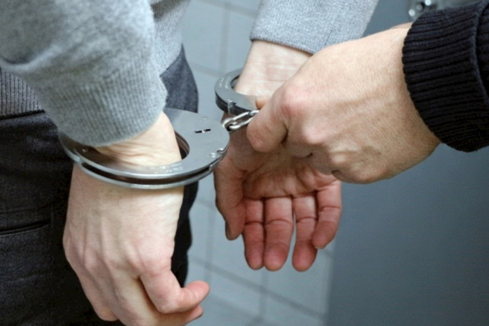 Arvadı onu öpmək istədi, döydü