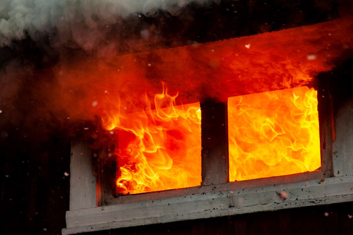 Masallıda ikimərtəbəli ev yanıb