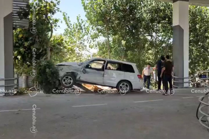 Salyanda "Mitsubishi" yanacaqdoldurma məntəqəsinə çırpılıb