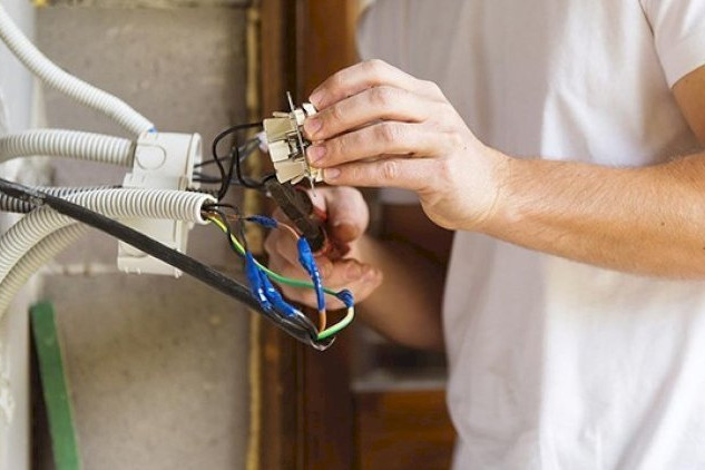 Astarada faciə: Elektrik dirəyində işləyən 36 yaşlı kişi həyatını itirdi