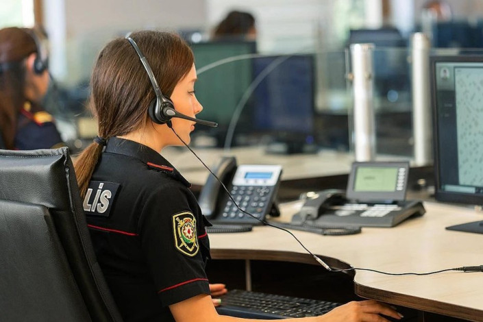 Qardaşı işə aparmadı, "102"yə şikayət etdi
