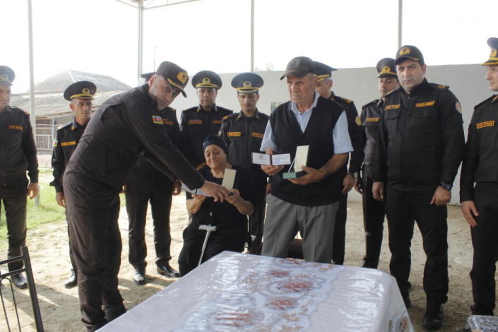 Həlak olmuş əməkdaşın ailəsinə medallar təqdim edilib