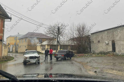 Lənkəranda iki "VAZ" markalı avtomobil toqquşub