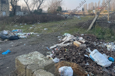 Lənkəran: mərkəzi küçədə yol kənarındakı boş ərazilər zibillənib
