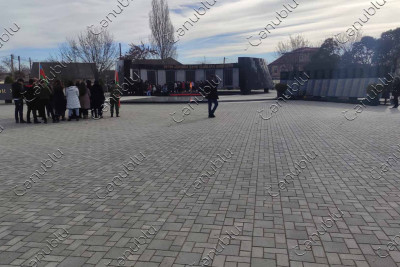 Lənkəranlı şagirdlər və müəllimlər Şəhidlər xiyabanında