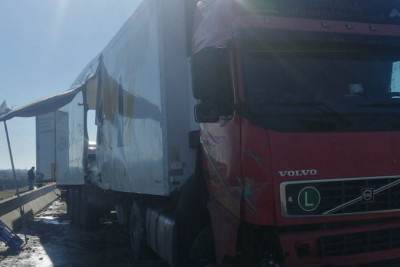 Masallı: kivi daşıyan yük maşını aşıb