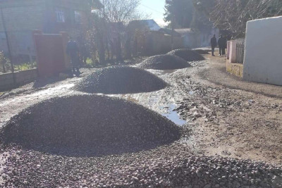 Masallı: xeyriyyəçilər məktəbə gedən yolu təmir etdilər