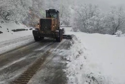 Masallı-Yardımlı yolunu buz bağlayıb