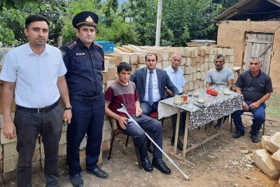 Ucqar kənddə yaşayan qazinin evinə gedən yol təmir edilir