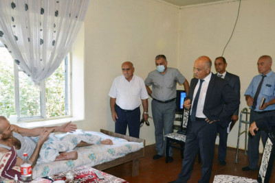 Masallı: Araz Əhmədov güllə yarası almış sakini ziyarət edib