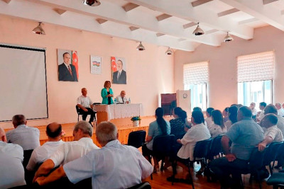 Ülviyyə Əliyeva məktəb direktorları ilə yeni tədris ilinə hazırlaşır