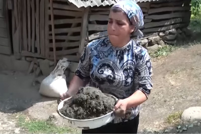 Astara: Sım kəndinin qadınları tərəfindən palçıqdan tikilən evlər