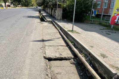 Zərifə Əliyeva küçəsində xəndəyin üstündəki beton plitələr zədələnib