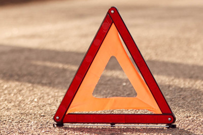 Lənkəran sakininin idarə etdiyi avtomobil beton maneəyə çırpılıb