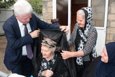 Cəlilabad: Rafiq Cəlilov 100 yaşlı sakini doğum günündə ziyarət edib