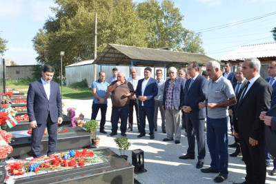 Lənkəran: icra başçısı şəhid İmaməli Əhədzadənin məzarını ziyarət edib