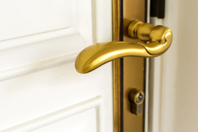 Lənkəran: şəhər ərazisində azyaşlı uşaq bağlı qapı arxasında qalıb