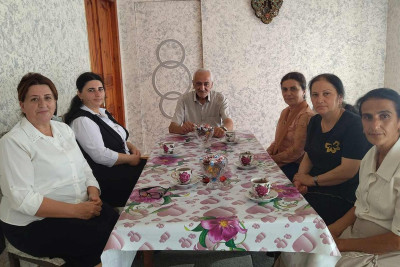 Astara: müəllimlərin peşə bayramı münasibətilə təqaüddə olan müəllim ziyarət olunub