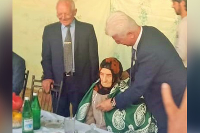 Cəlilabad: icra başçısı 100 yaşlı Ləkin kənd sakinini ziyarət edib