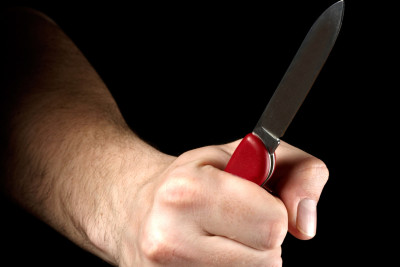 Lənkəran sakini bibisi qızını kafedə işlədiyinə görə bıçaqlayıb